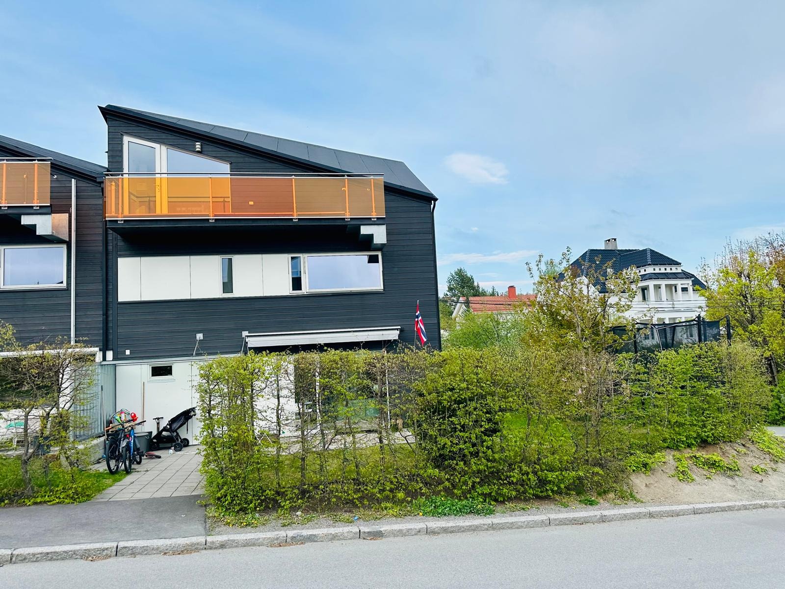 Enderekkehus fra 2014 med to terrasser, hage og balkong